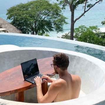 How to Work and Travel the World: 7 Tips for Digital...